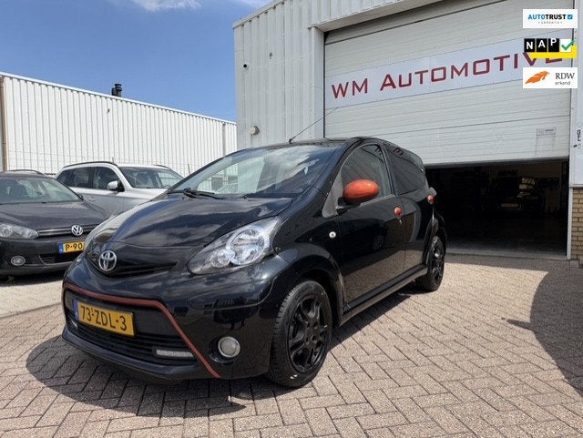 Toyota Aygo 1.0 VVT-i Dynamic Orange AIRCO, Voorwielaandrijving, Stof, Gebruikt, Zwart
