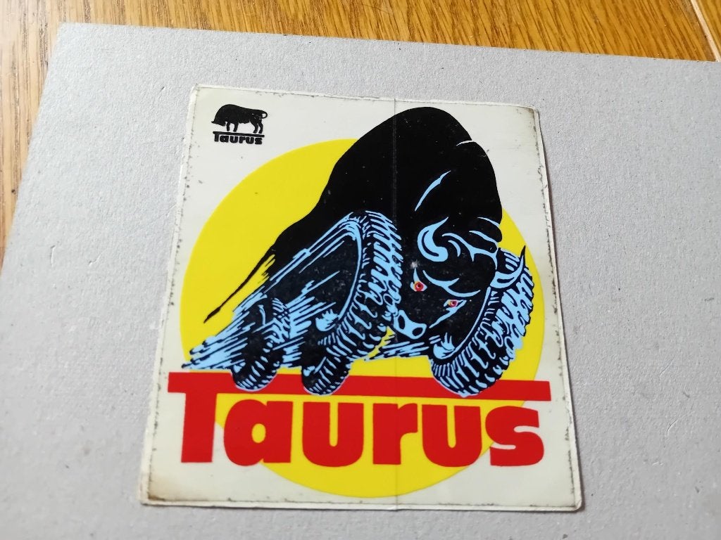 Taurus sticker logo banden en landbouwprodukten 10x11cm, Ophalen of Verzenden, Zo goed als nieuw, Bedrijf of Vereniging