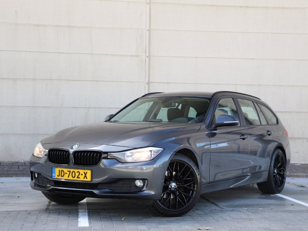 BMW 3-Serie 2.0 318I AUT 2013 Grijs, Auto's, BMW, Automaat, Zwart, 4 cilinders, 1445 kg