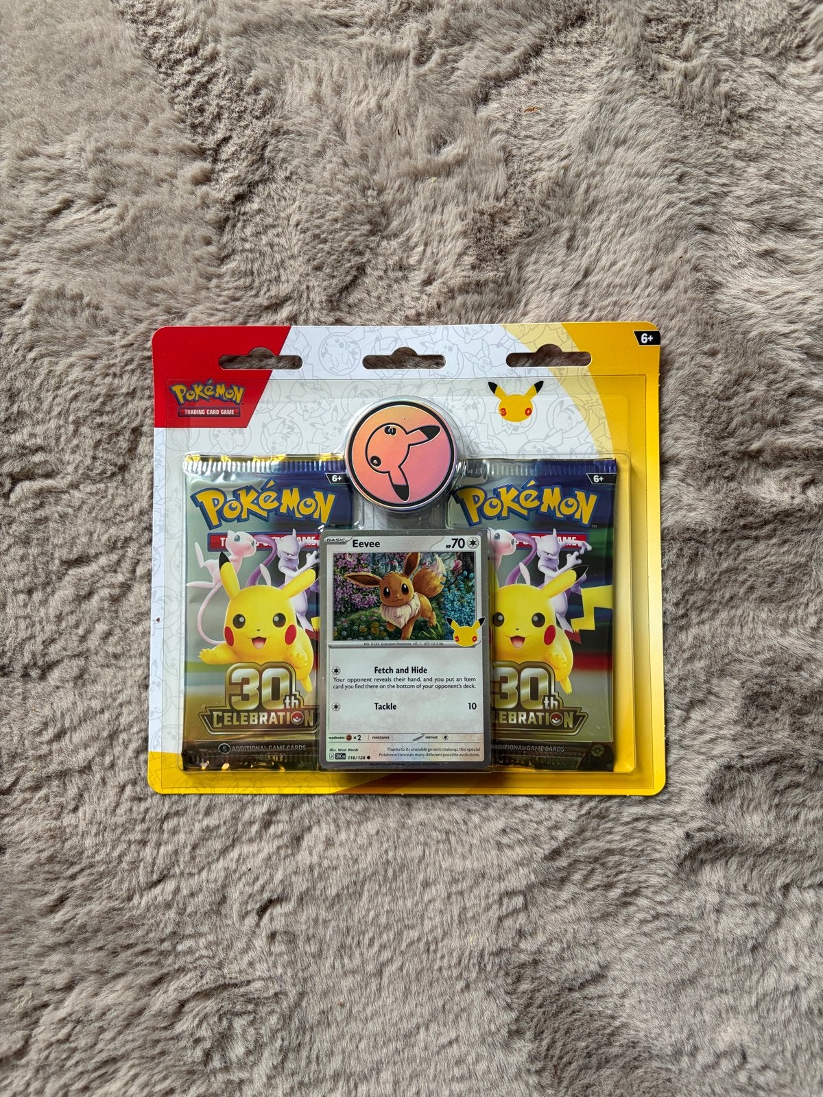 Pokémon 30th Celebrations Eevee Blister Pack met Pin, Ophalen of Verzenden, Nieuw, Booster