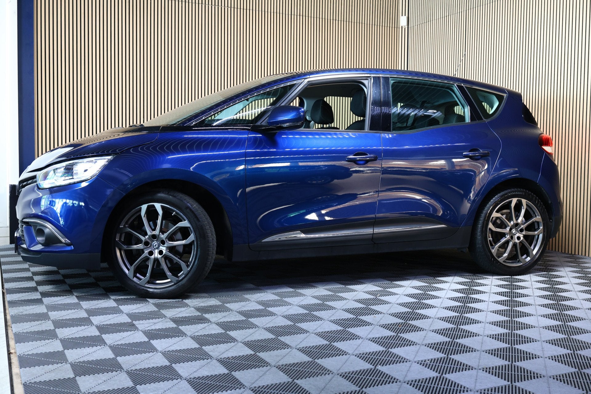 Renault Scénic 1.2 TCe Intens AVM LED NAVI CRUISE CLIMA KEY, Voorwielaandrijving, Stof, Gebruikt, 4 cilinders