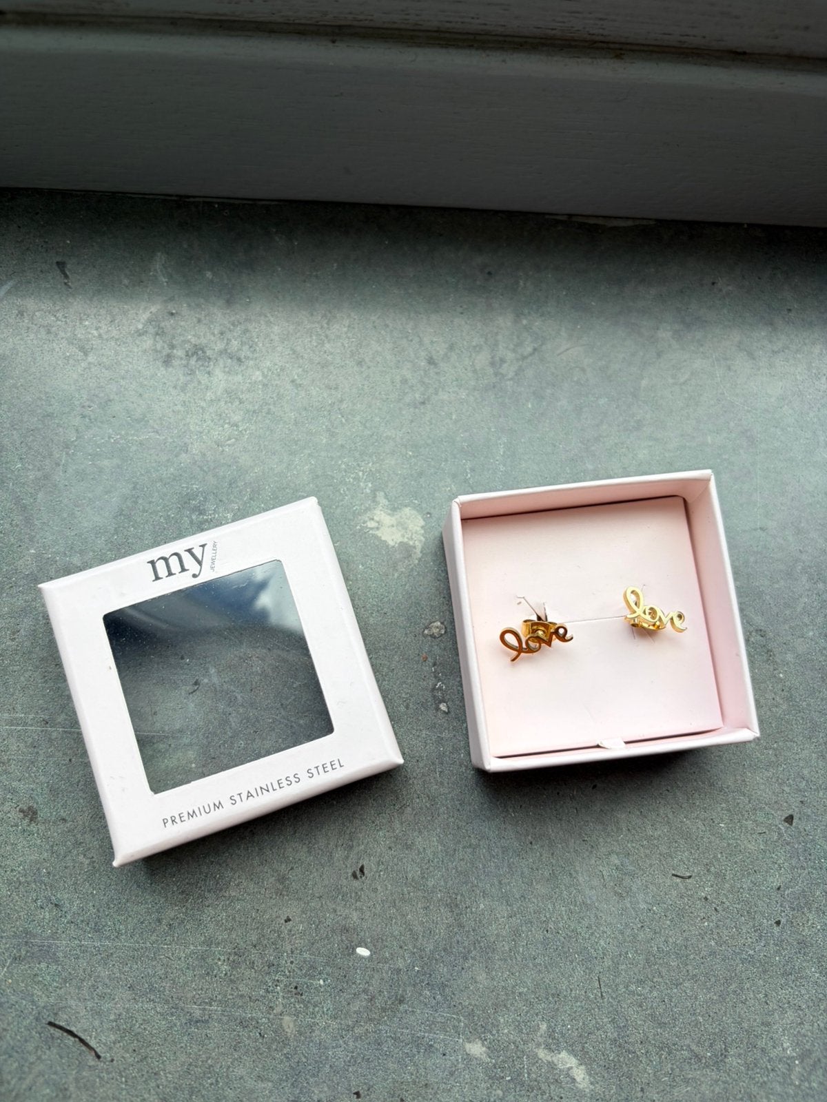 Nieuwe knopjes oorbellen met LOVE goud MyJewellery, Overige materialen, Nieuw, Ophalen of Verzenden, Knopjes of Stekers