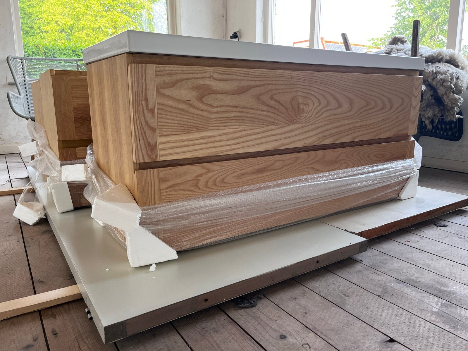 Nieuwe houten wastafelkast met dubbele keramische wasbak, Ophalen, 100 tot 150 cm, Nieuw, Minder dan 100 cm