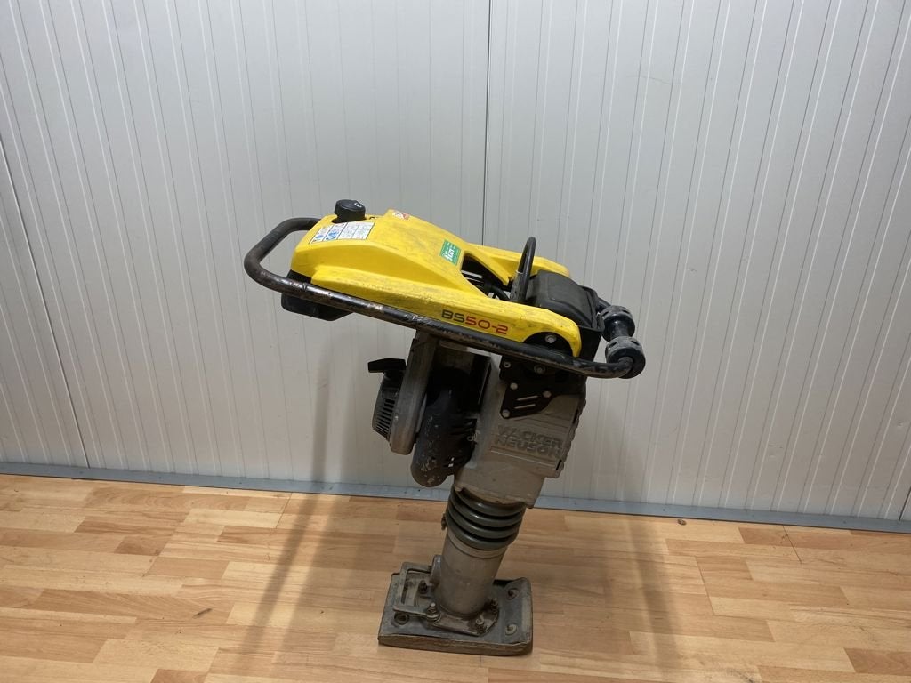 Wacker stamper, Zakelijke goederen