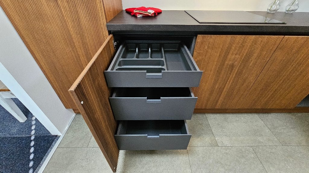 Showroomkeuken notenhout compleet met Bosch apparatuur, Ophalen, 200 cm of meer, Nieuw, 50 tot 75 cm