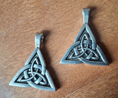 2 stuks dubbelzijdige zilverkleur hangers Keltische knoop-, Ophalen of Verzenden, Nieuw, Hanger
