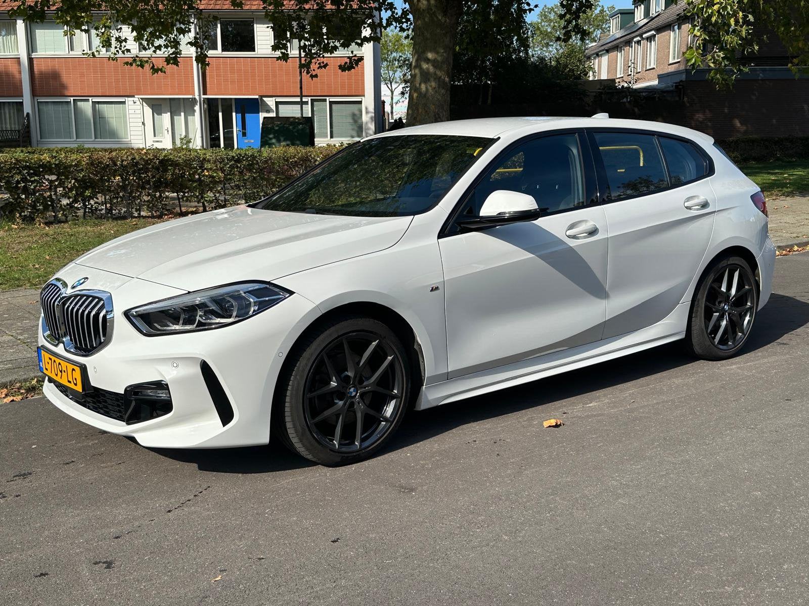 Nieuwe APK - BMW 1-Serie 118i 140pk Automaat 2020 Wit, Auto's, 1295 kg, Wit, Particulier, 3 cilinders