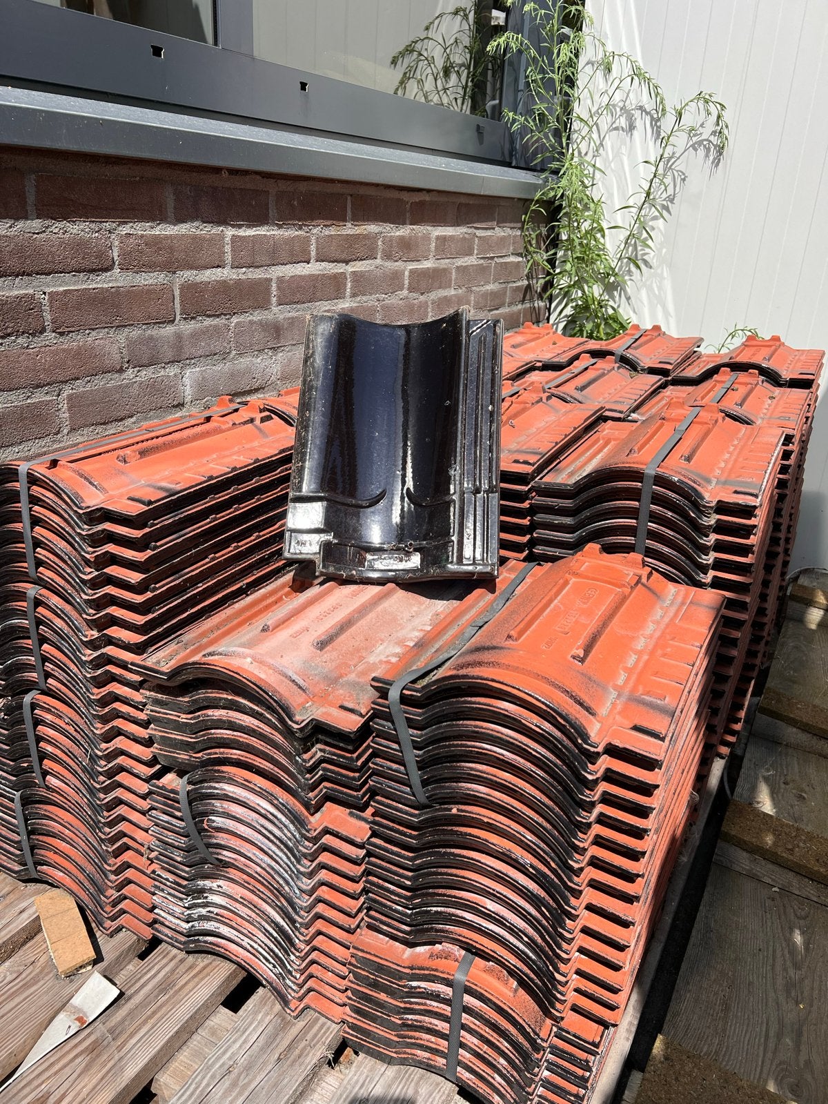 Zwarte dakpannen, geglazuurd, ca. 260 stuks. Nieuw!, Ophalen, Gebruikt, Steen of Klei, Zwart