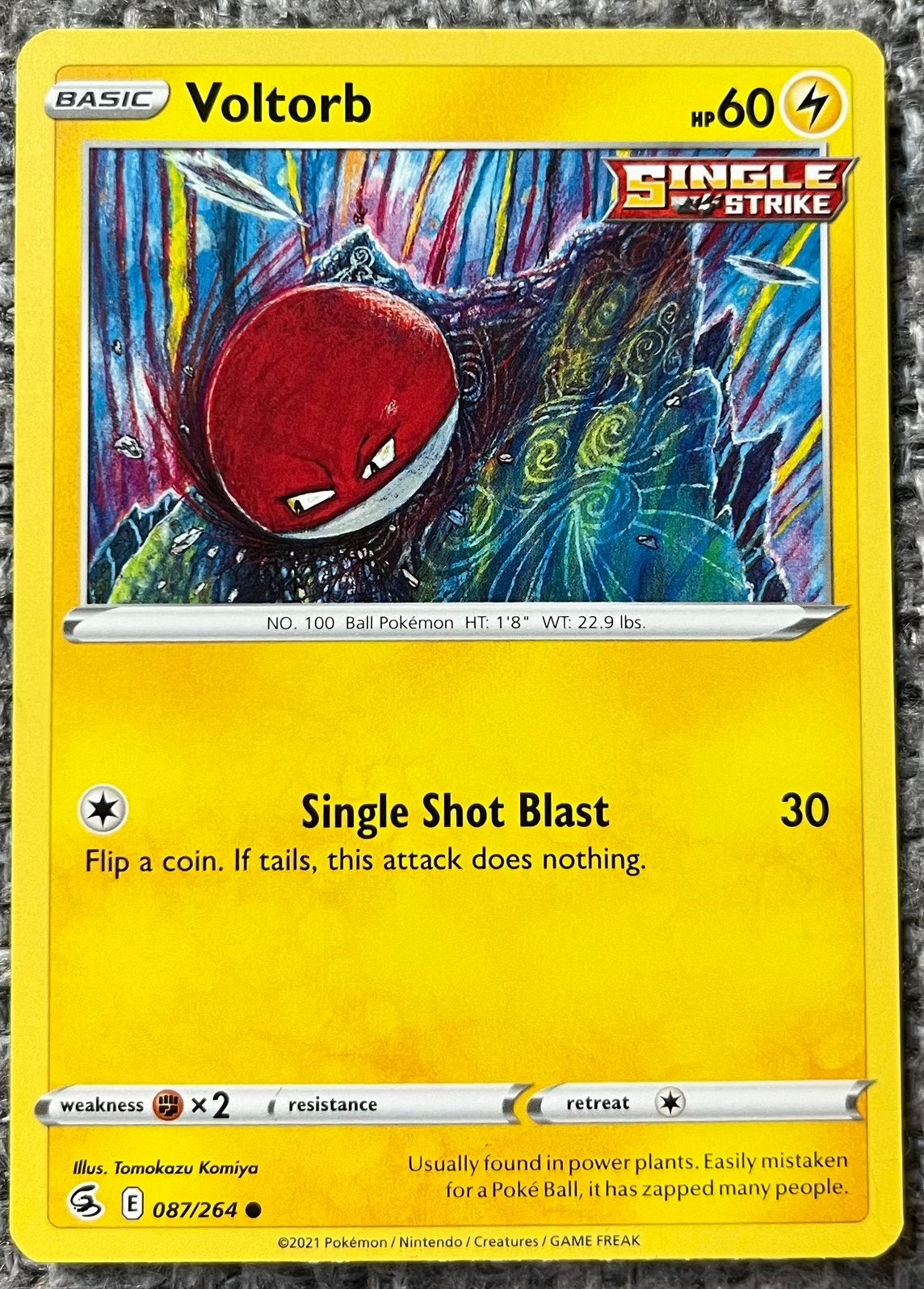 Pokémonkaart van Voltorb (100) • Fusion Strike (087/264), Verzenden, Nieuw, Losse kaart