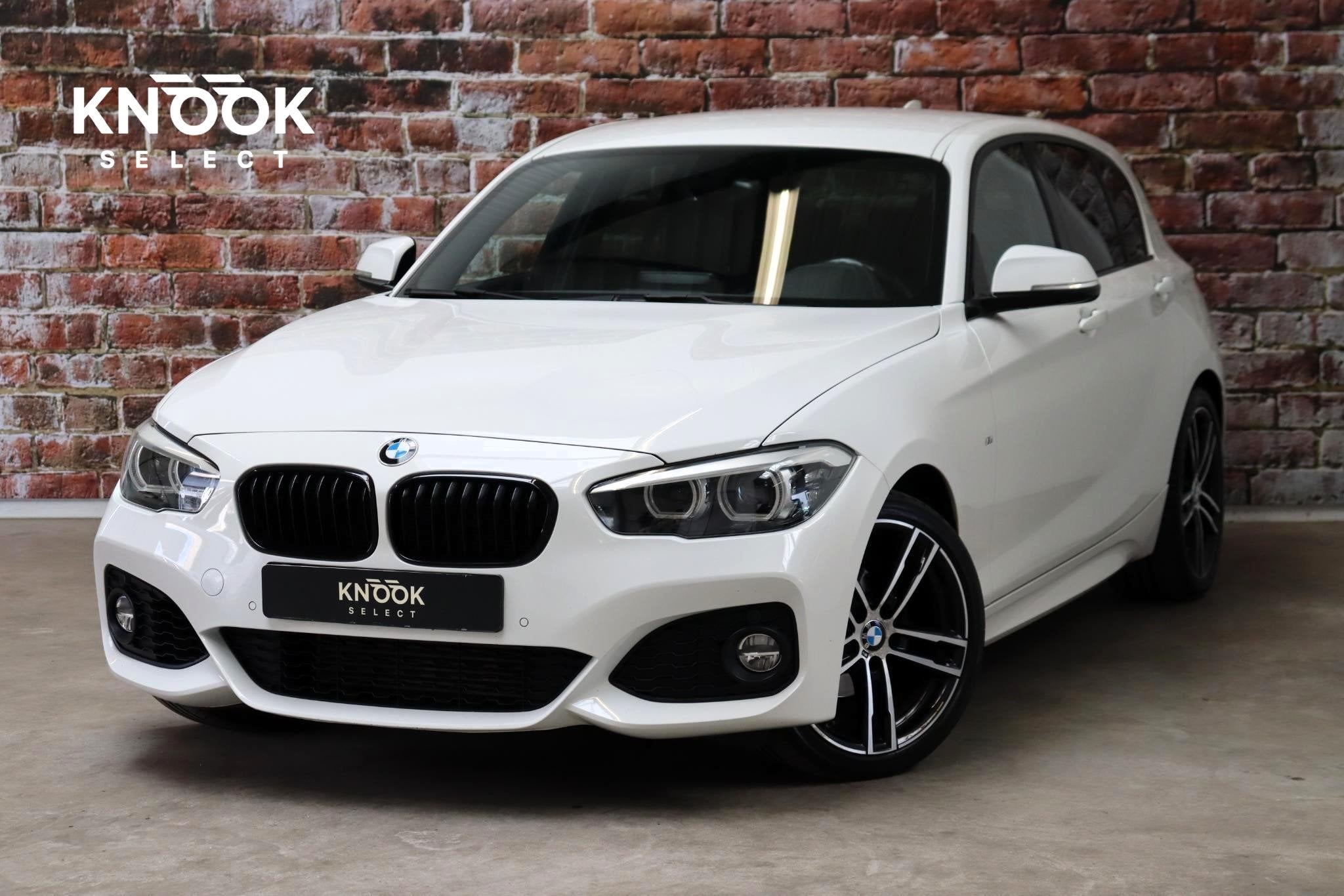 BMW 1-serie 118i Executive M Sport Pakket Automaat 5 deurs /, Auto's, Dealer onderhouden, Gebruikt, Alcantara, Wit