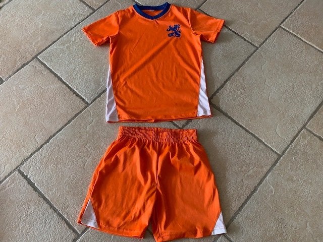 Voetbalshirt en broekje oranje maat 146/152. Er zitten opha, Ophalen of Verzenden, Gebruikt, Jongen of Meisje, Setje