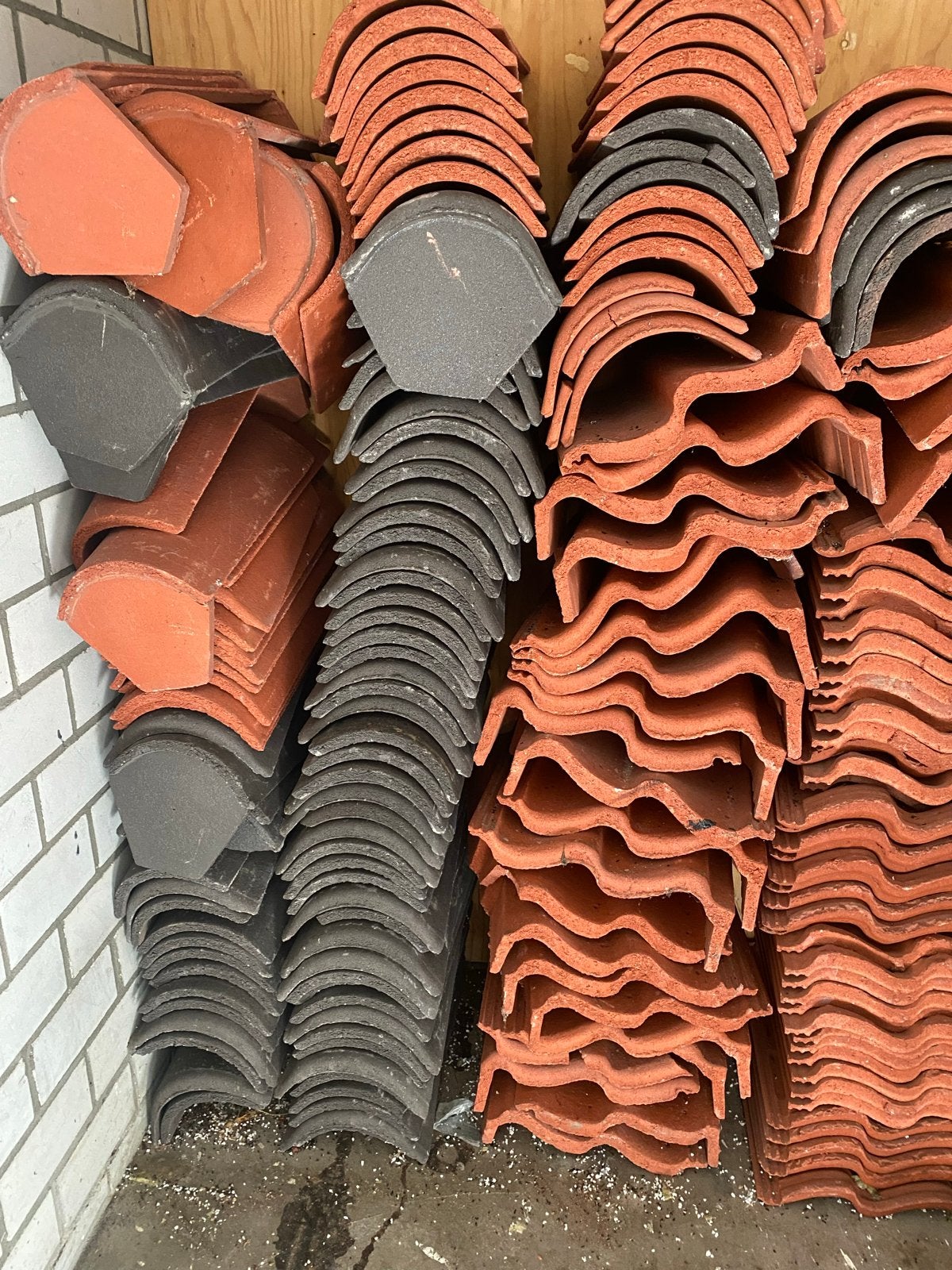 Diverse dakpannen en nokvorsten - Gebruikt, Ophalen, Steen of Klei, Nieuw, 5 tot 10 m²