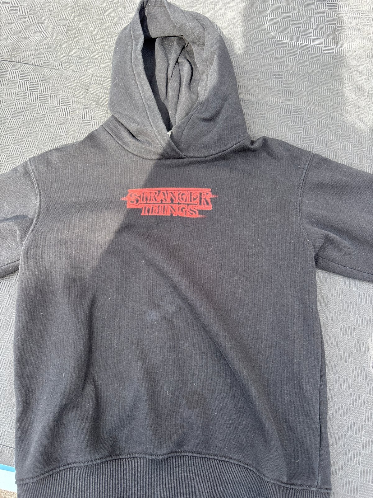 Stranger Things hoodie met print - Zwart maat 134-140, Ophalen