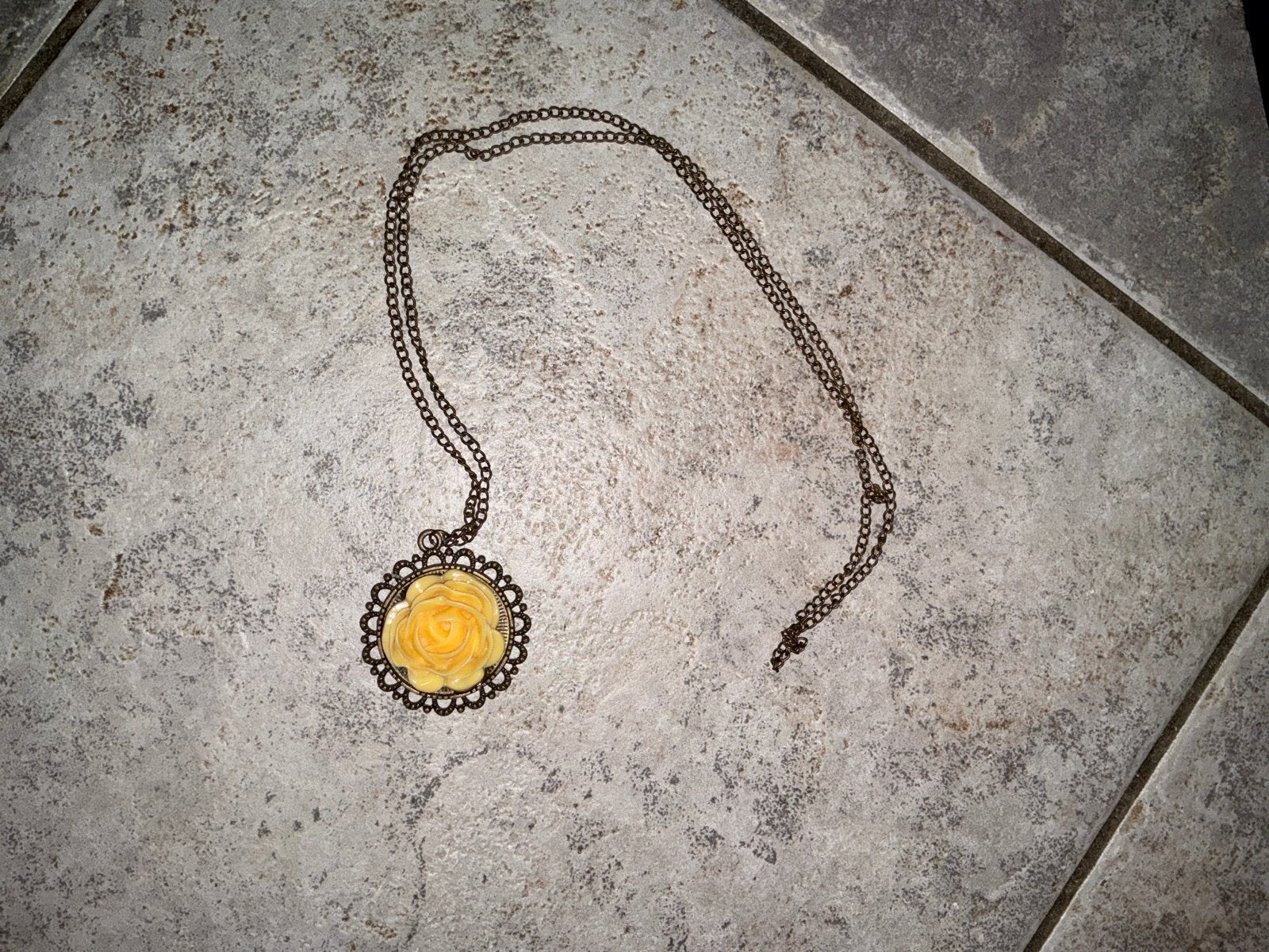 Ketting met gele roos hanger - 38 cm, Ophalen, Gebruikt, Geel, Overige materialen