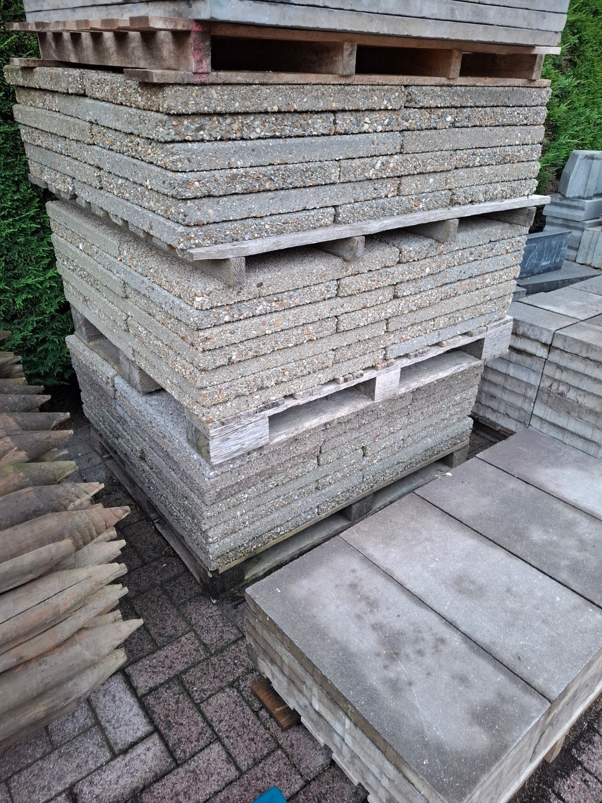 105 Gebruikte 60x40 Tegels op Pallets, Gebruikt, Ophalen of Verzenden, 10 m² of meer, Beton