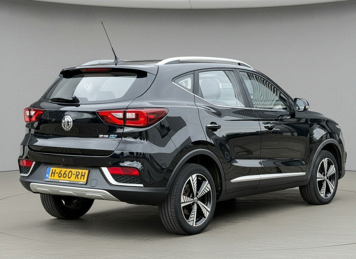 MG MG ZS EV Luxury 45 kWh|SOH 91%|Pano|Leder|NAP|Camera, Auto's, Gebruikt, Zwart, ZS, 1507 kg