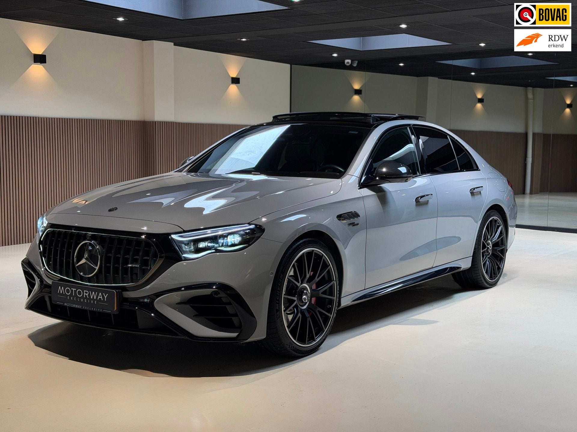 Mercedes-Benz E-klasse AMG 53 4MATIC+ Night Edition|Pano|Ach, Auto's, Gebruikt, Leder en Stof, 21 kWh, Plug-in hybride