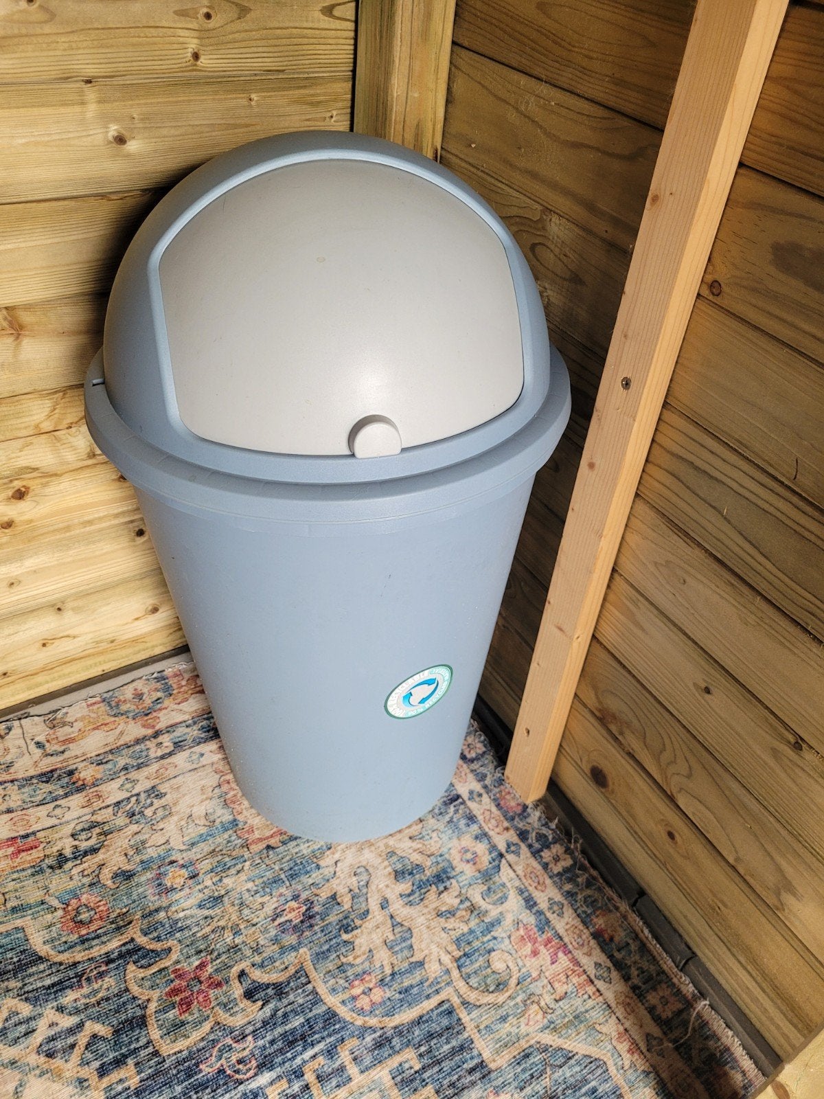 Grijze afvalemmer met zwenkdeksel - Zo goed als nieuw, Huis en Inrichting, 40 liter of meer, Ophalen, Nieuw, Kunststof
