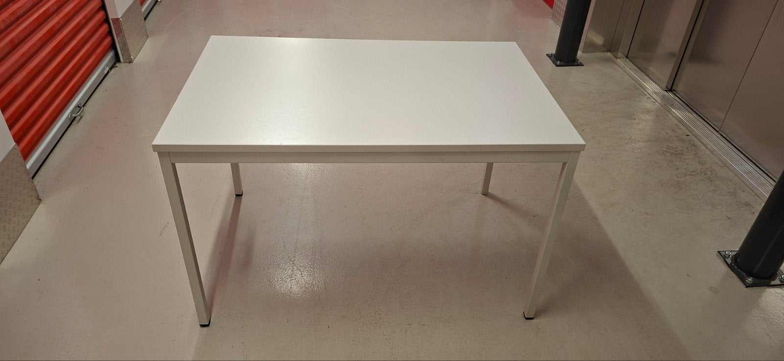 Tafel/bureau met metalen poten en stekkerblok, z.g.a.n, Ophalen, Overige houtsoorten, 100 tot 150 cm, 50 tot 100 cm