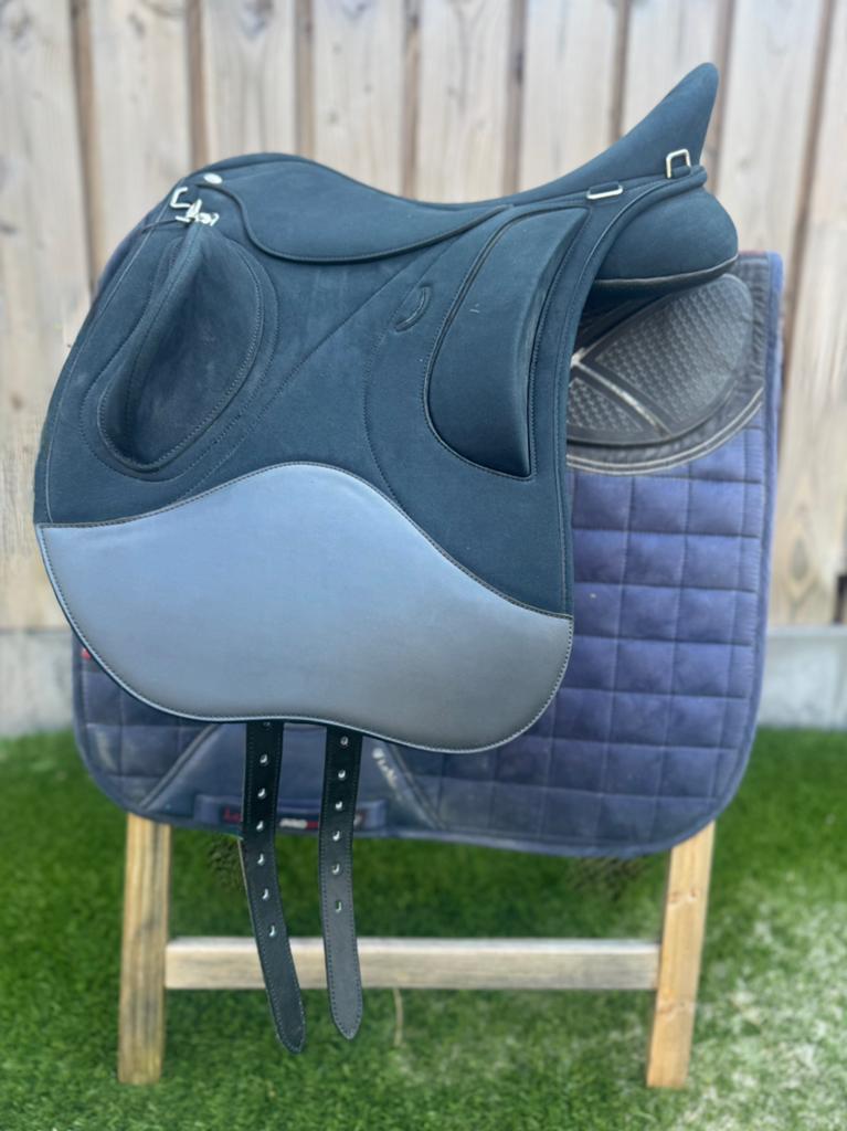 Wintec Endurance zadel 17 inch, Dressuur, Ophalen of Verzenden, Zo goed als nieuw, Wintec