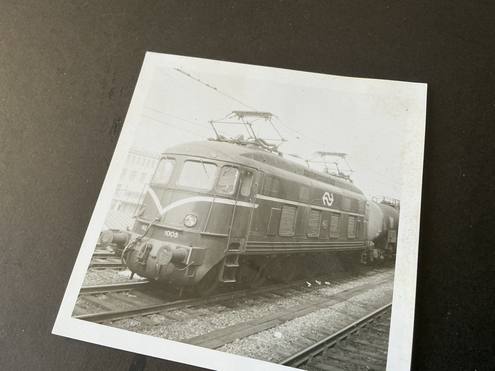 Zwart-wit foto van NS locomotief 1005, Verzamelen, Verzenden, Gebruikt, Trein, Kaart of Prent