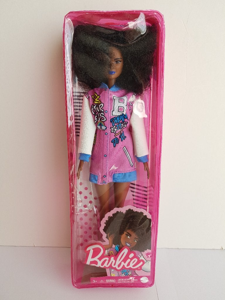 Barbie Fashionistas #156 in Fearless Letterman Jacket (NRFB), Ophalen of Verzenden, Nieuw, Barbie
