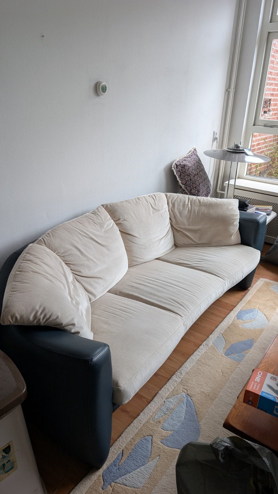 2,5/3-zits bank blauw leer met beige kussens, Huis en Inrichting, Banken | Bankstellen, Ophalen, Driepersoons, 75 tot 100 cm, Zo goed als nieuw