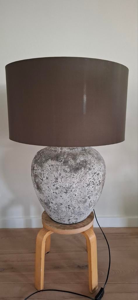 Rustieke tafellamp met grijze steenlook voet, Huis en Inrichting, Lampen | Tafellampen, Ophalen, Gebruikt, 50 tot 75 cm, Rustiek, Landelijk, Industrieel