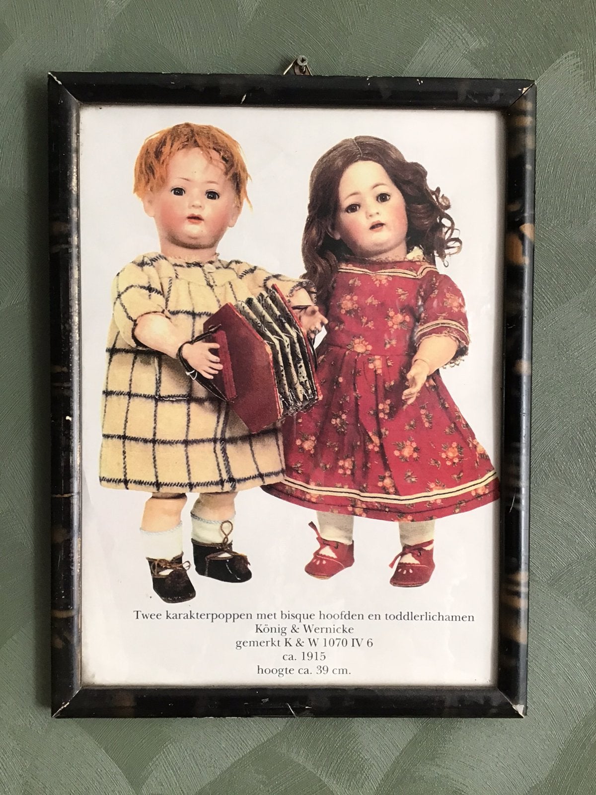Antieke houten Lijst zwart goud  met poster twee poppen, Ophalen of Verzenden, Gebruikt, Hout, Minder dan 50 cm