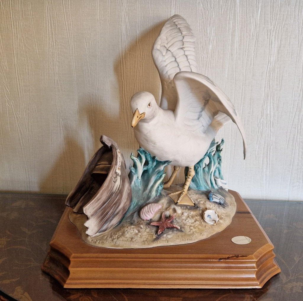 Antiek Capodimonte beeld uit porcelein zeemeeuw op zandbank, Antiek en Kunst, Ophalen