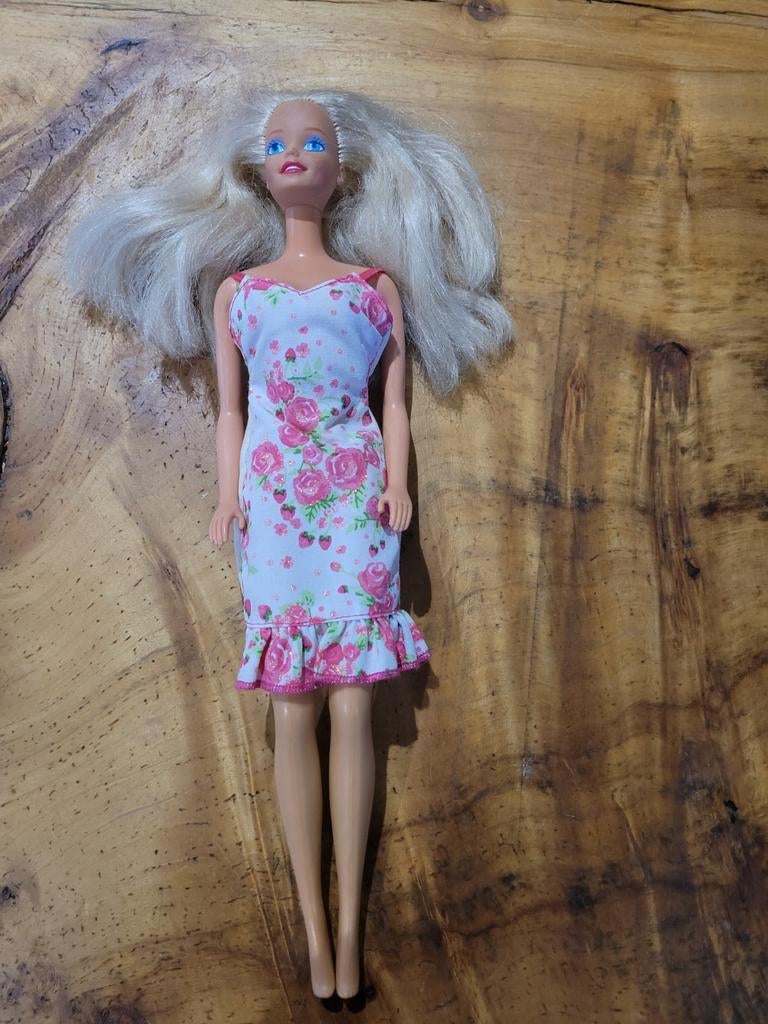 Barbie pop met bloemetjesjurk, Ophalen of Verzenden