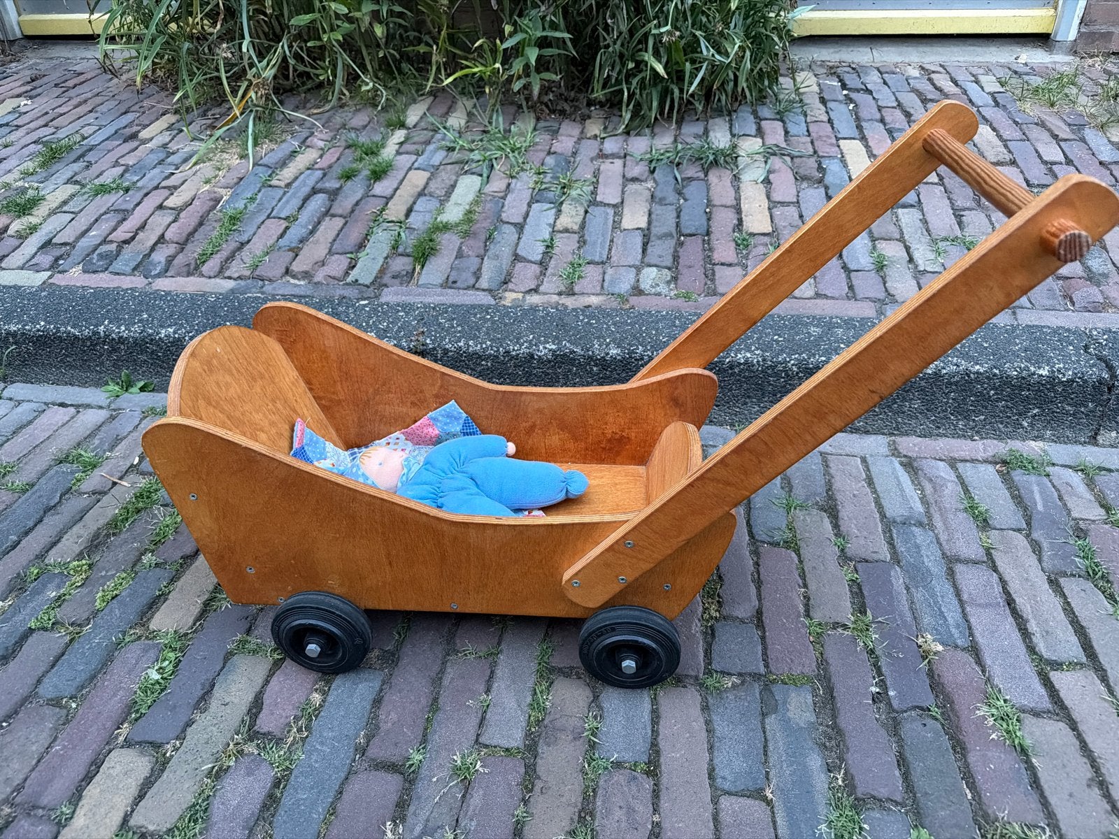 Houten poppen wagen, Ophalen