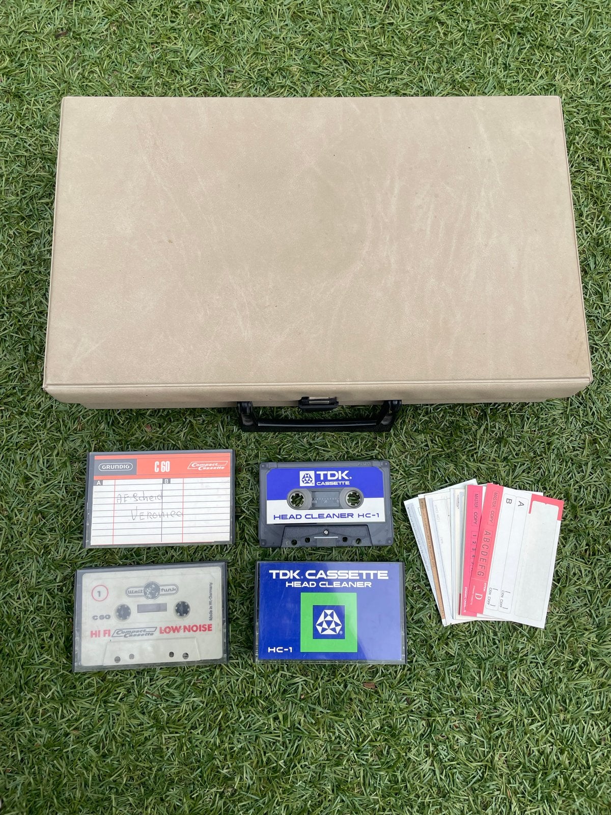 Vintage cassettekoffer voor 30 cassettes + 3 bandjes, Gebruikt, Overige genres, Ophalen of Verzenden, Met bewaardoos, rek of koffer