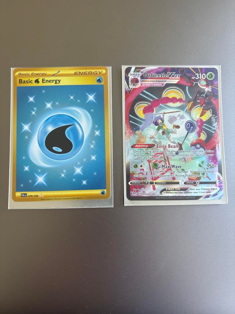 Pokémon Kaarten: Orbeetle VMAX & Basic Water Energy, Ophalen of Verzenden, Zo goed als nieuw, Meerdere kaarten