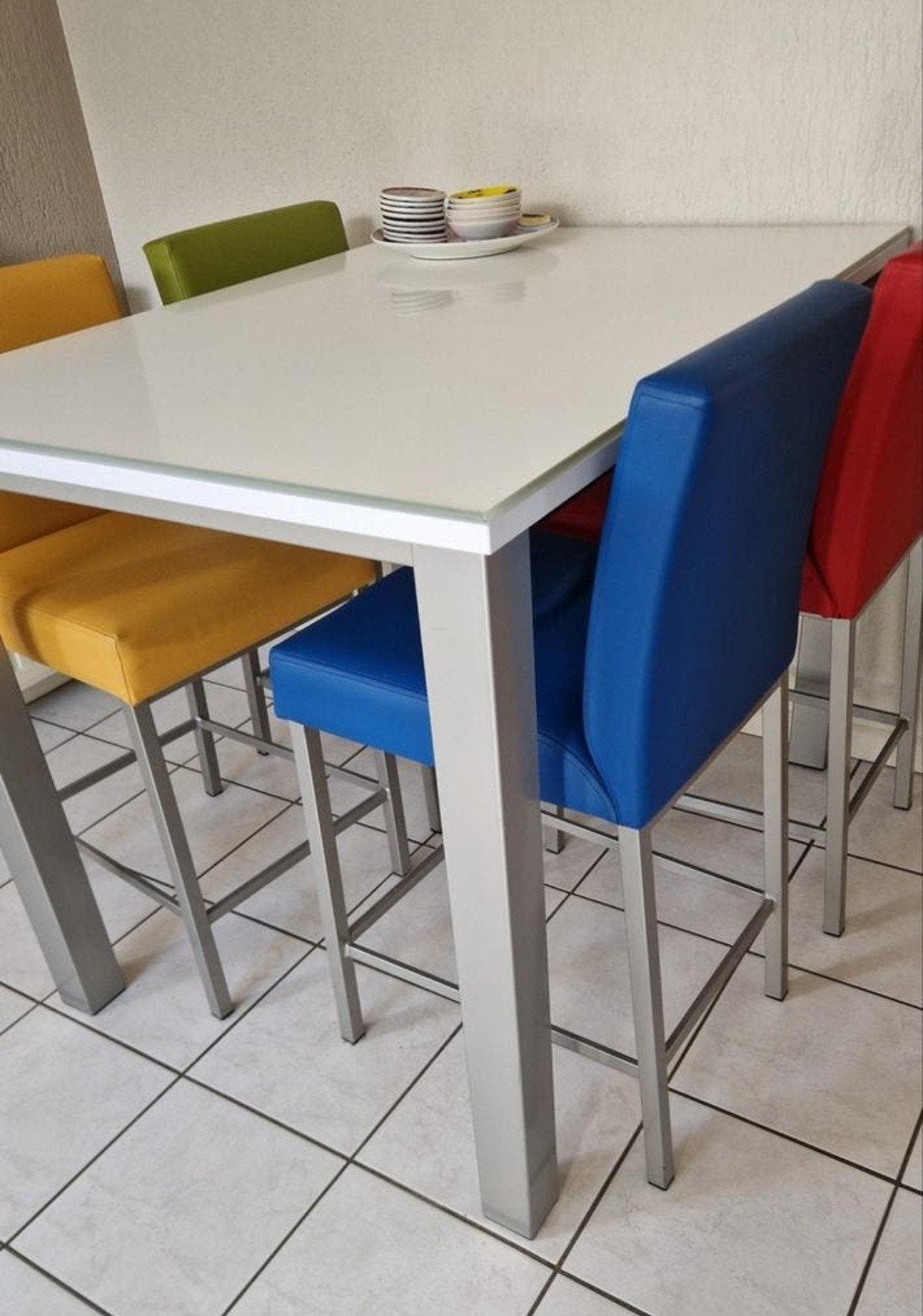 Moderne eettafel met 4 kleurrijke barkrukken, Huis en Inrichting, Gebruikt, 100 tot 150 cm, 50 tot 100 cm, Glas