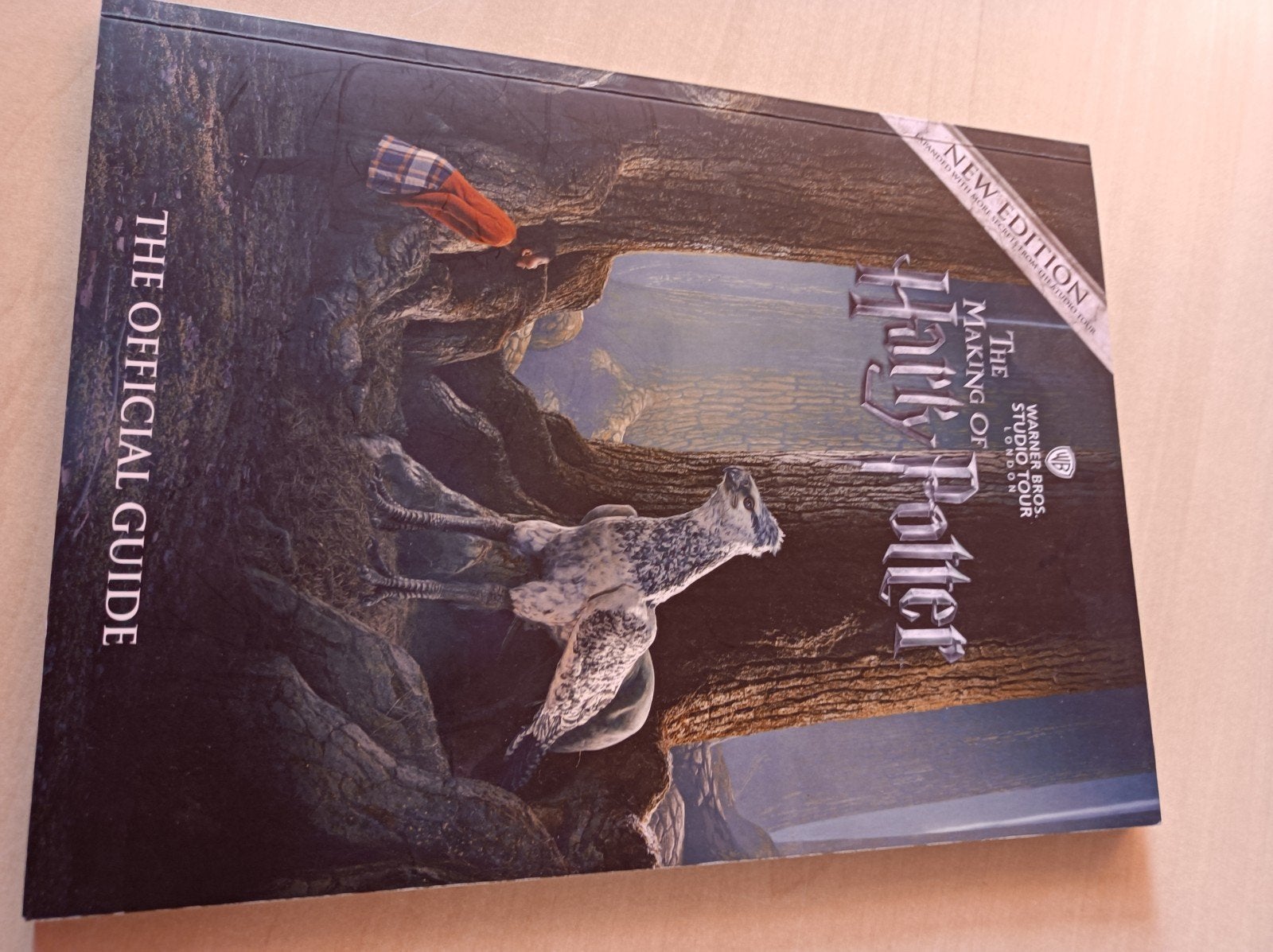 Harry Potter The Official Guide Warner Bros. Studio Tour, Ophalen of Verzenden, Zo goed als nieuw, Boek of Poster