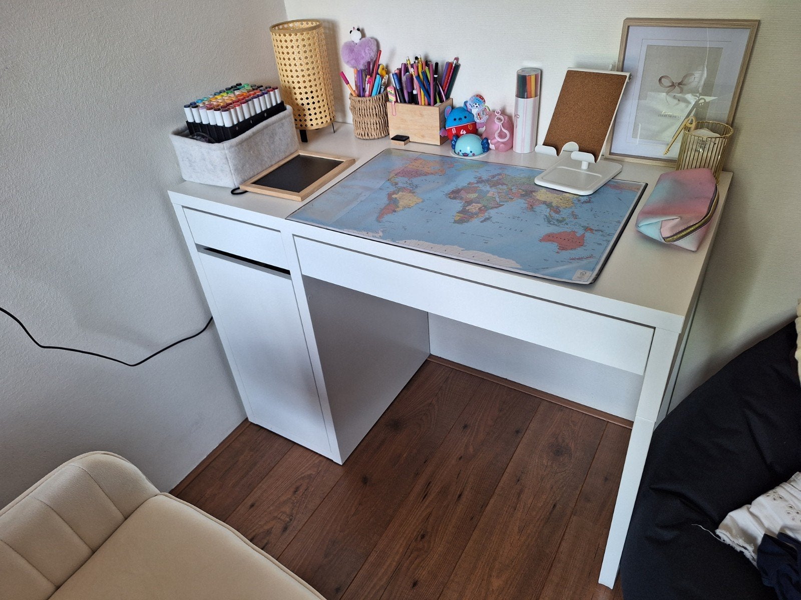 Wit Bureau met verstelbare bureaustoel, Huis en Inrichting, Bureaus, Ophalen, Kinderbureau, Zo goed als nieuw, IKEA