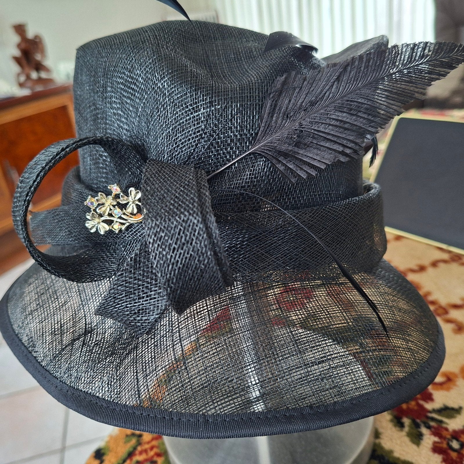 Design hoed met echte veer en strass -broche, Ophalen of Verzenden, Zo goed als nieuw