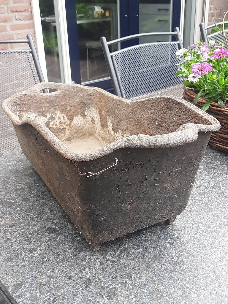 Oude gietijzeren bak, Ophalen