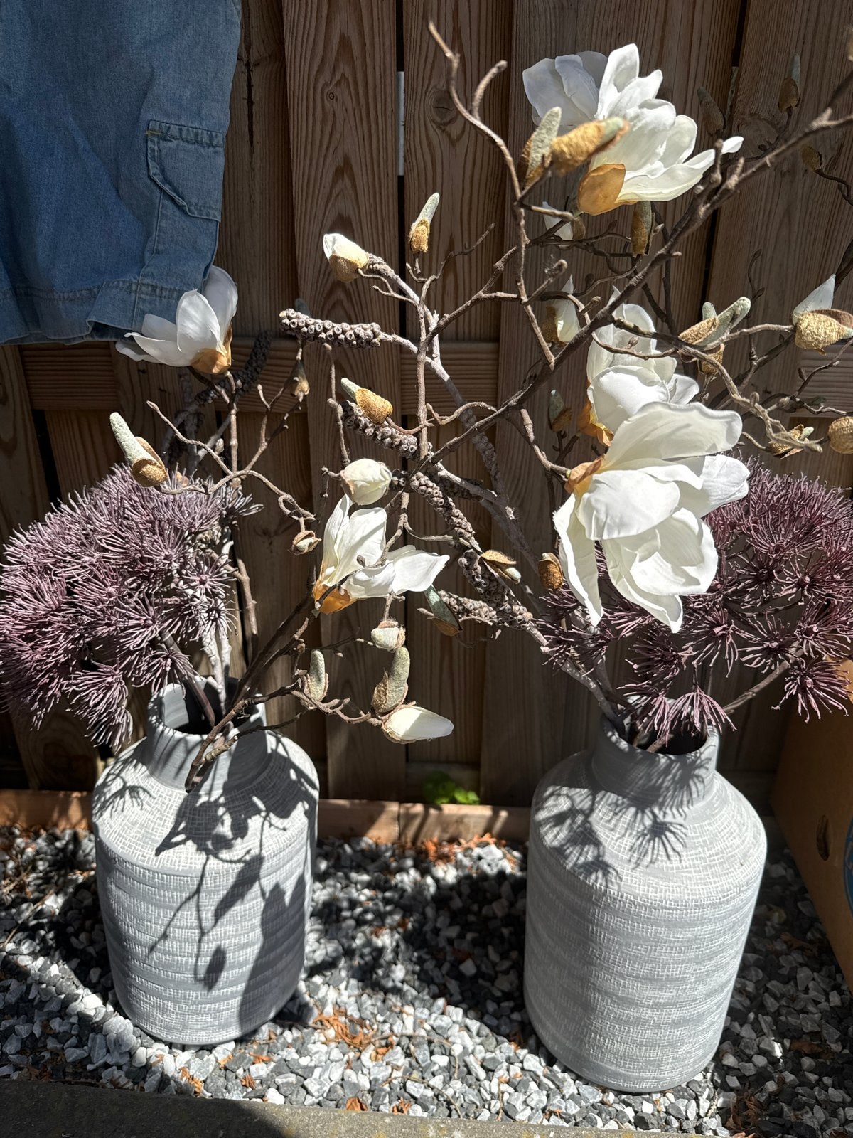 Set van 2 grijze vazen met kunstbloemen, Huis en Inrichting, Ophalen, Gebruikt, Met patroon/structuur, Grijs