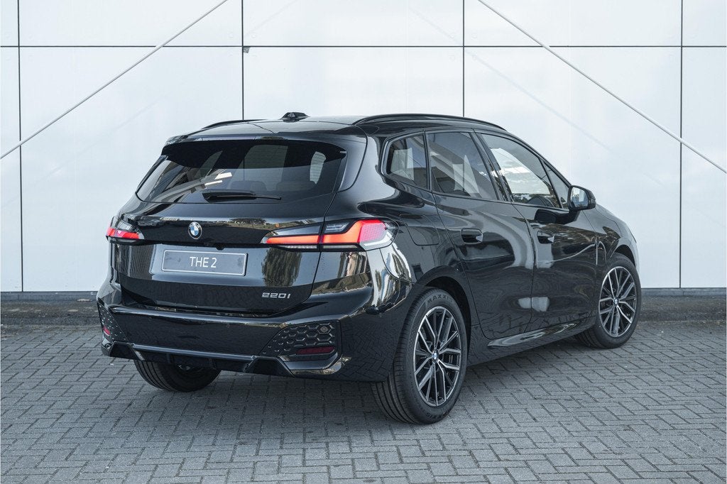 BMW 2 Serie Active Tourer 220i M Sport Automaat / Panoramada, Stoelverwarming, 156 pk, Zwart, Leder