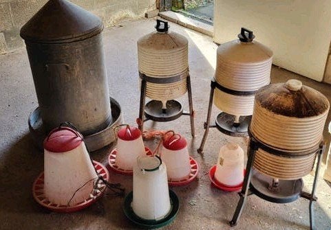 Partij kippenbenodigdheden –voerbakken, drinkbakken, legnest, Dieren en Toebehoren, Ophalen, Gebruikt, Drinken en Voederen