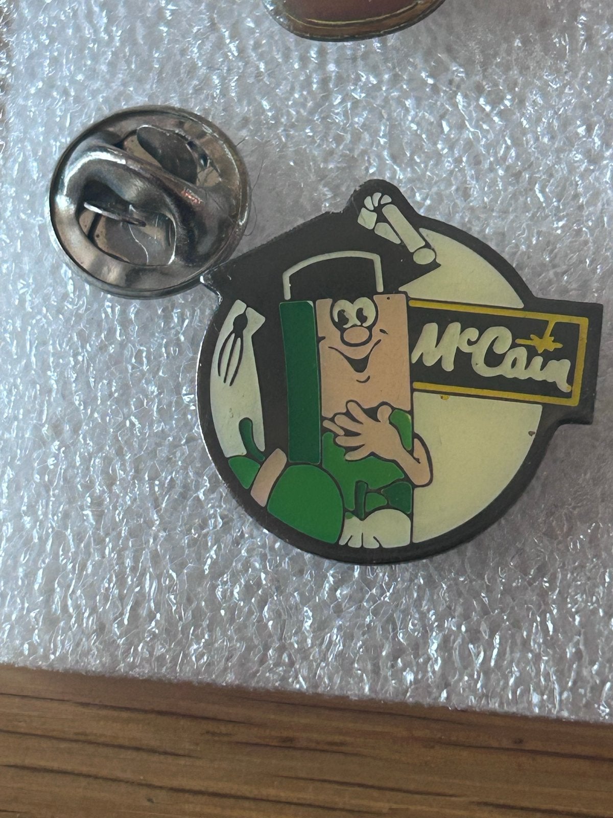 McCain frietjes mascotte pin, Ophalen of Verzenden, Gebruikt, Merk, Speldje of Pin