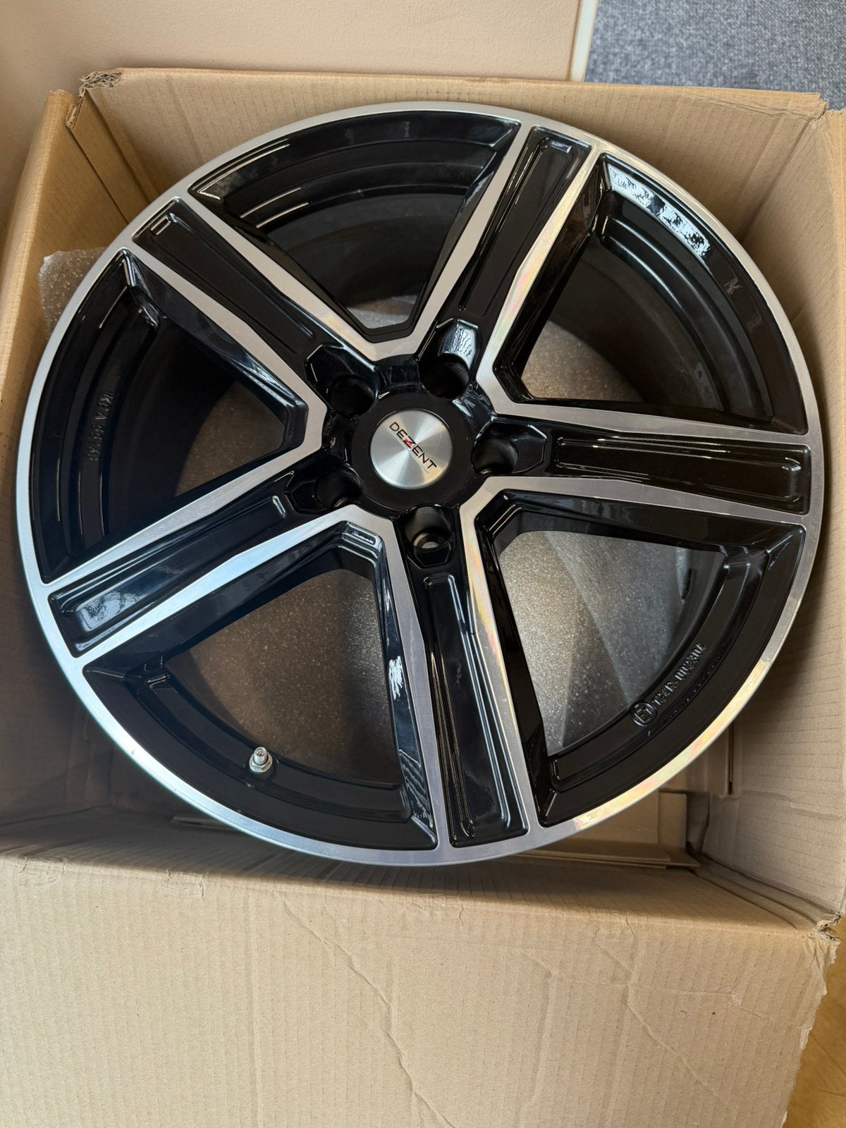 Dezent KG Dark 19 inch velgen – 5x108, Auto diversen, Wieldoppen, Ophalen