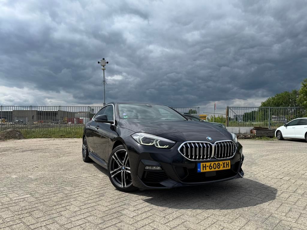 BMW 2-Serie Gran Coupé 218i | Dealer OH | Servicecontract, Auto's, BMW, Zwart, 1350 kg, Leder en Stof, Zwart
