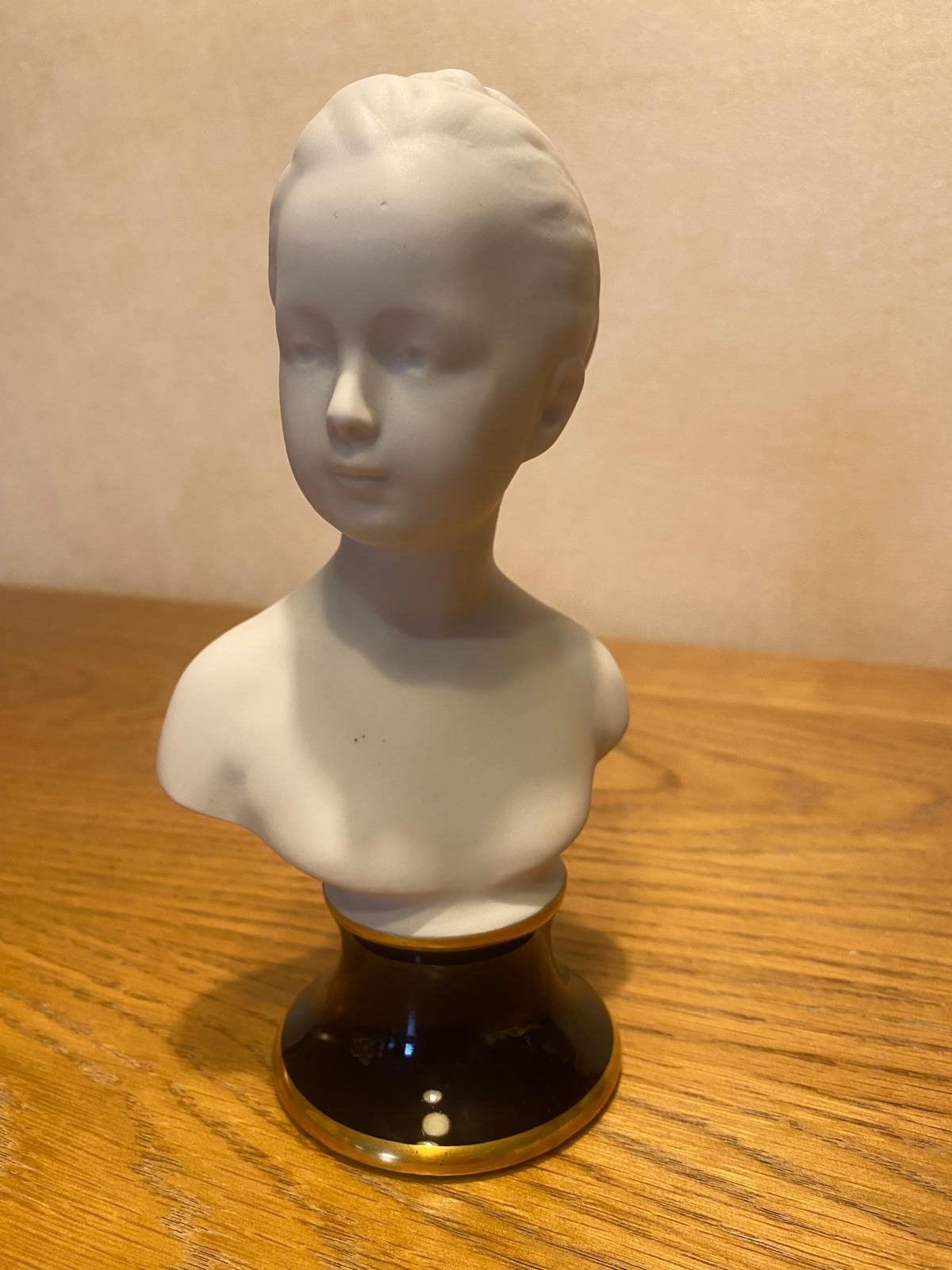 Witporseleine buste van een vrouw op zwarte voet, Ophalen, Minder dan 20 cm, Buste, Op sokkel