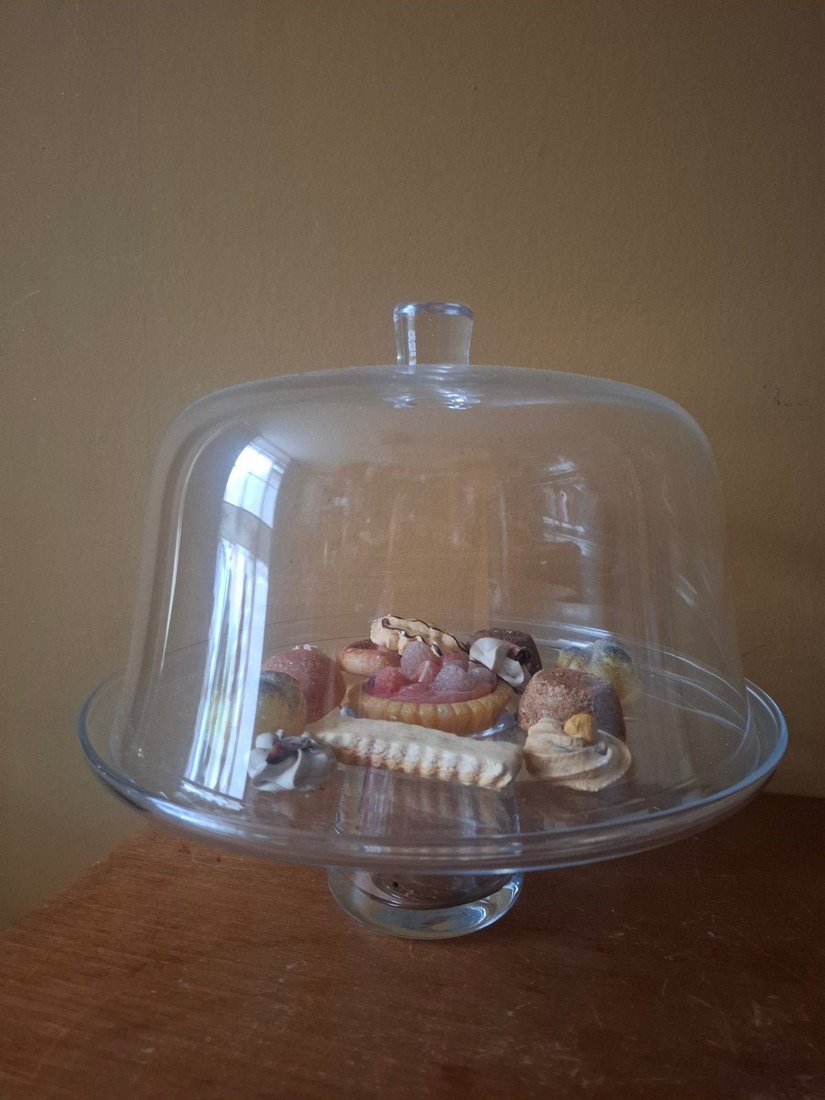 Glazen taartplateau met stolp - Gebaksschaal, Ophalen of Verzenden, Zo goed als nieuw, Wit, Glas