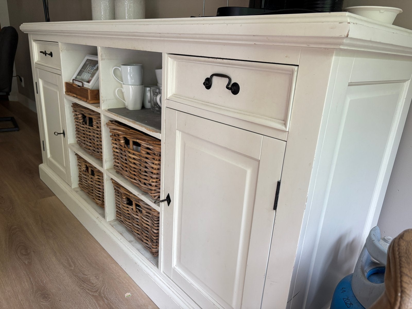 Crème dressoir met deuren, lades en rieten manden, Ophalen, Gebruikt, 150 tot 200 cm, Met lade(s)