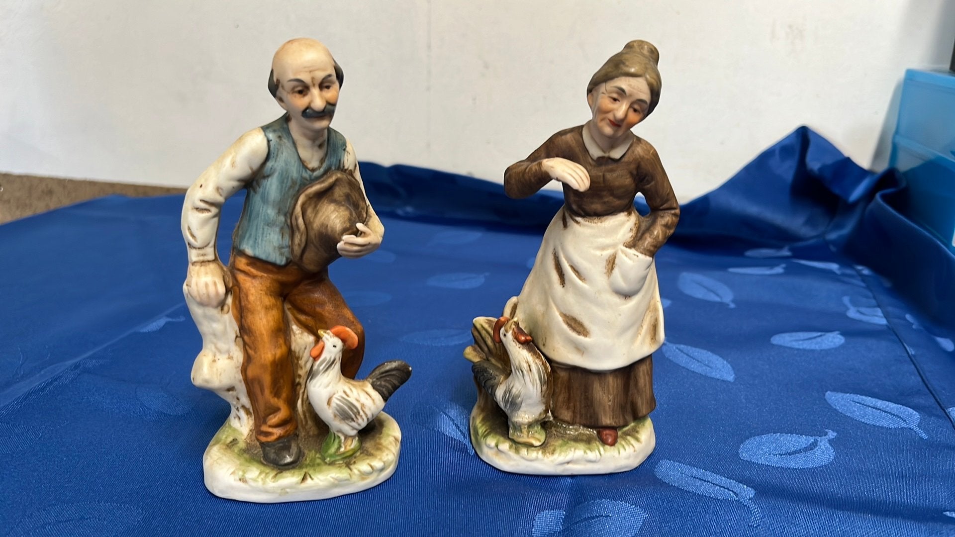Vintage 2 stuks handgeschilderd biscuitporseleinen beeldjes, Verzamelen, Ophalen of Verzenden, Zo goed als nieuw, Mens
