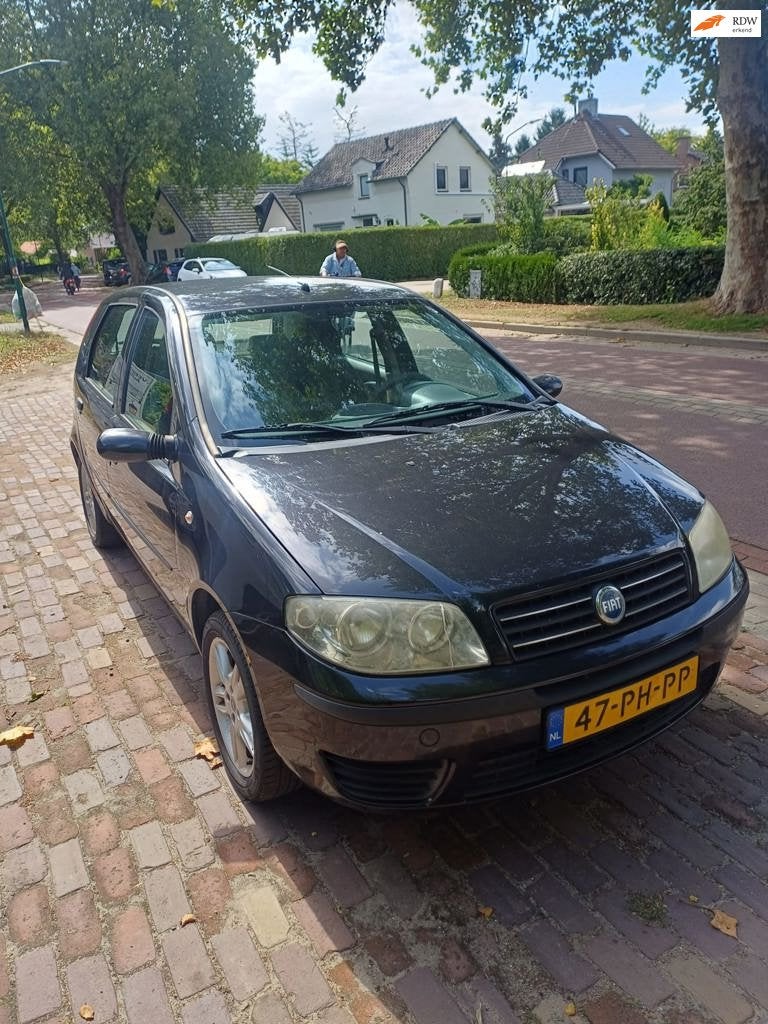Fiat Punto 1.4-16V Dynamic NIEUWE DISTRIBUTIERIEM, Auto's, Voorwielaandrijving, 400 kg, Zwart, Origineel Nederlands